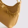 Umhängetasche mit Anhänger-Details