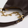 Umhängetasche mit Anhänger-Details