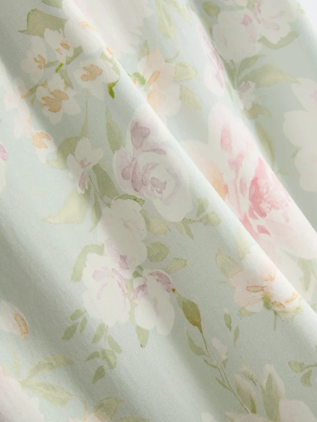 Unterkleid mit floralen Spitzenbesätzen Unterkleid mit floralen Spitzenbesätzen