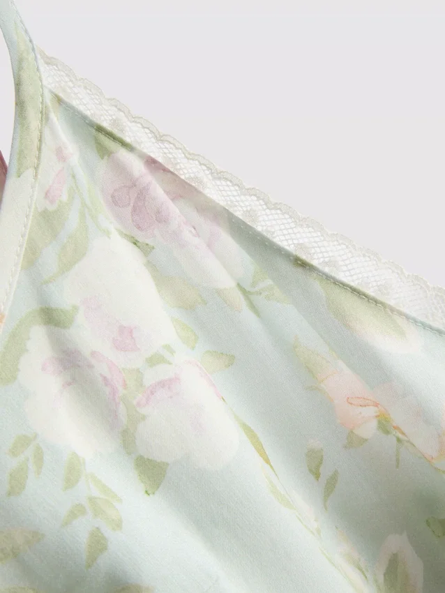 Unterkleid mit floralen Spitzenbesätzen Unterkleid mit floralen Spitzenbesätzen
