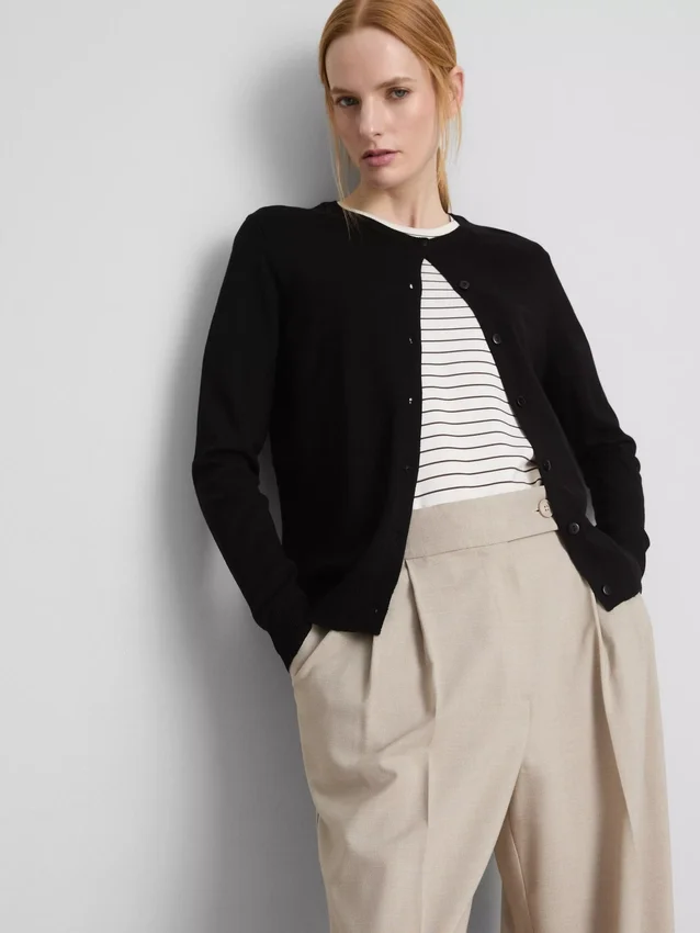 Unverzichtbare Strickjacke mit Rundhalsausschnitt Unverzichtbare Strickjacke mit Rundhalsausschnitt