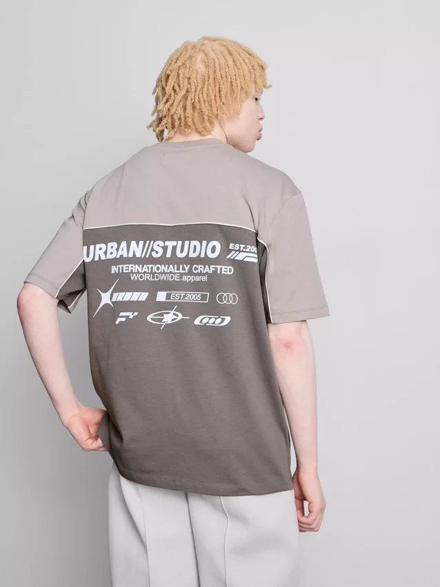 Urban Studio zweifarbiges T-Shirt Urban Studio zweifarbiges T-Shirt