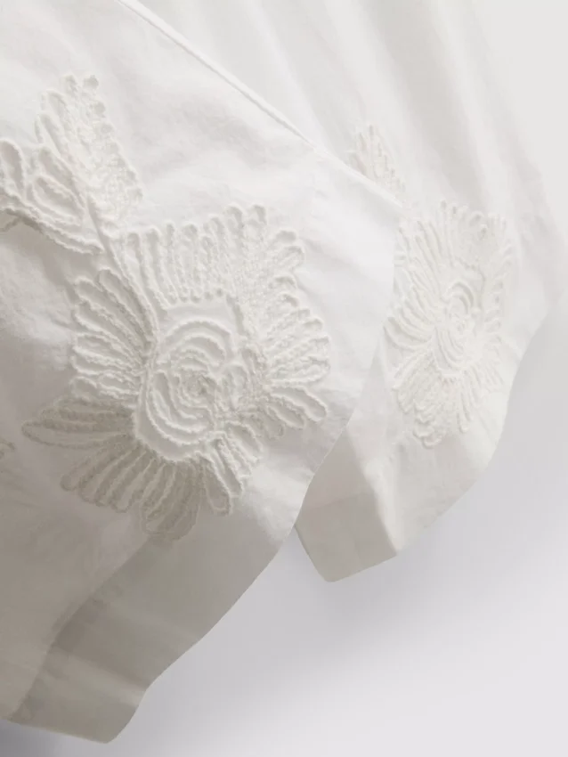 Weit geschnittene Hose aus Baumwolle mit Stickerei Weit geschnittene Hose aus Baumwolle mit Stickerei