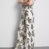 Weit geschnittene Hose mit Aufdruck Weit geschnittene Hose mit Aufdruck