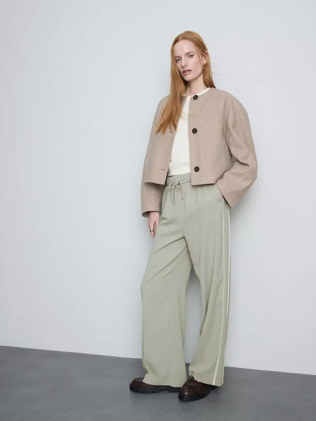 Weit geschnittene Hose mit Seitenstreifen Weit geschnittene Hose mit Seitenstreifen
