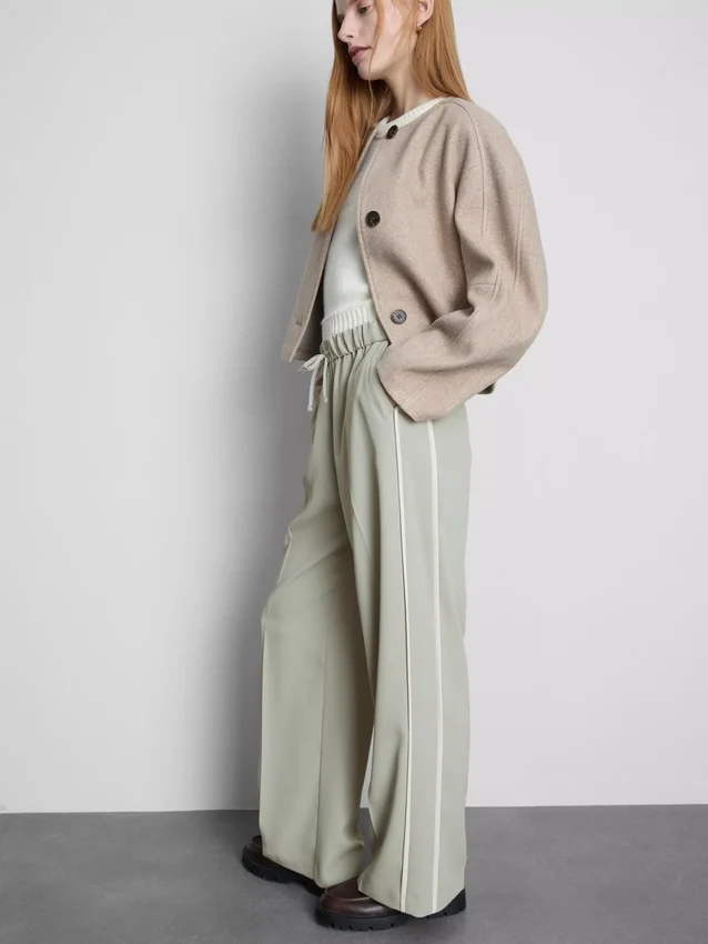 Weit geschnittene Hose mit Seitenstreifen Weit geschnittene Hose mit Seitenstreifen