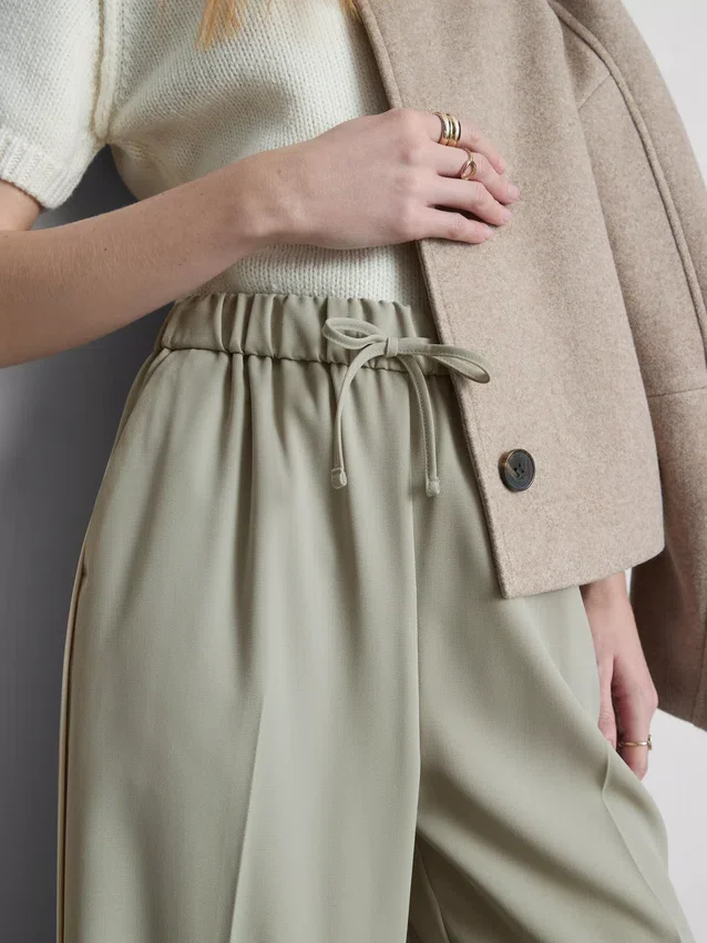 Weit geschnittene Hose mit Seitenstreifen Weit geschnittene Hose mit Seitenstreifen