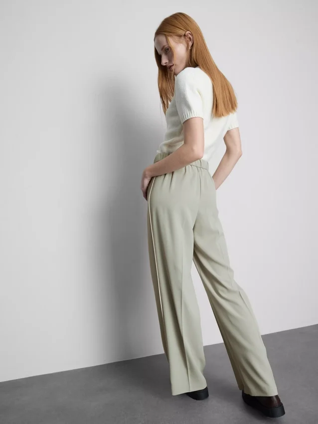 Weit geschnittene Hose mit Seitenstreifen Weit geschnittene Hose mit Seitenstreifen