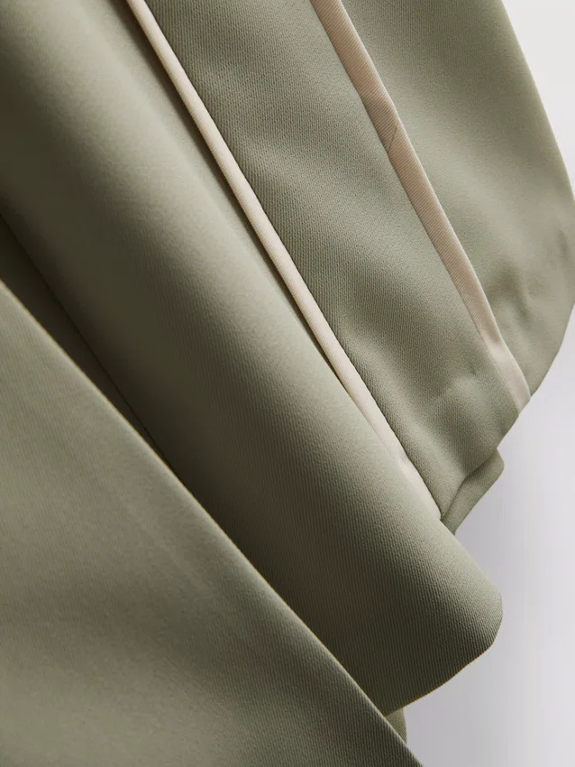 Weit geschnittene Hose mit Seitenstreifen Weit geschnittene Hose mit Seitenstreifen