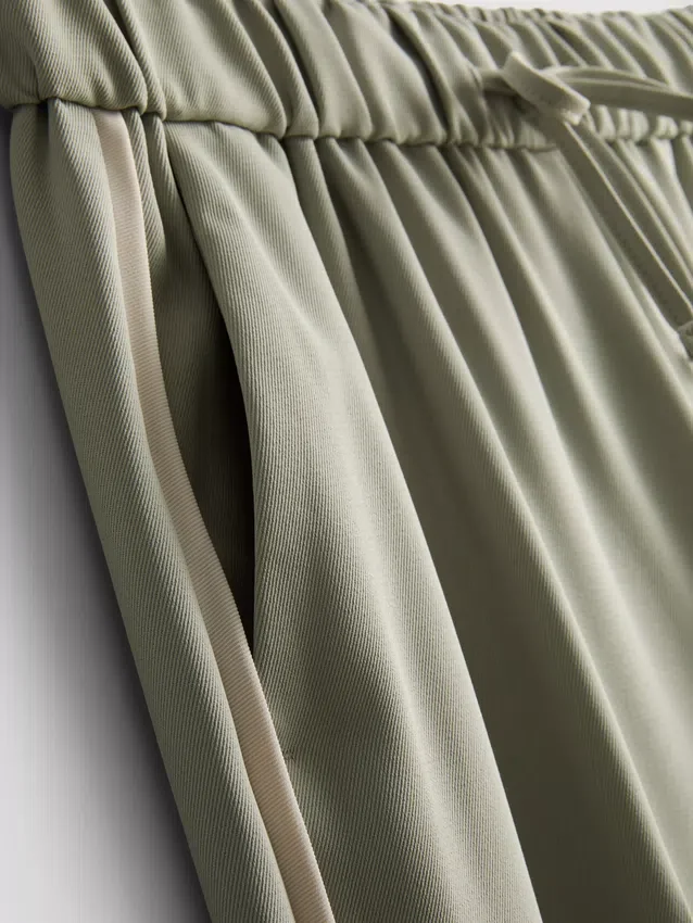Weit geschnittene Hose mit Seitenstreifen Weit geschnittene Hose mit Seitenstreifen