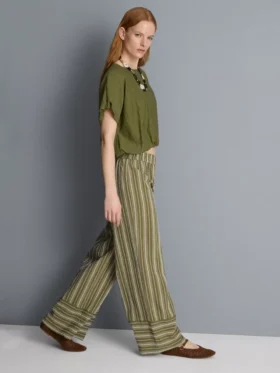 Weite Hose mit strukturierten Streifen