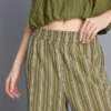 Weite Hose mit strukturierten Streifen Weite Hose mit strukturierten Streifen
