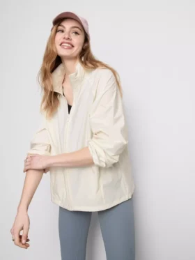 Zusammenrollbare Regenjacke mit Reißverschluss