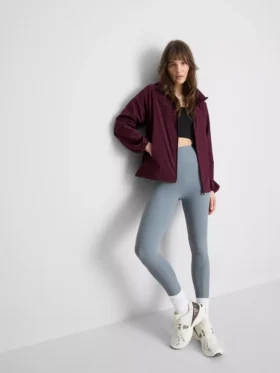 Zusammenrollbare Regenjacke mit Reißverschluss
