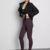 Zusammenrollbare Regenjacke mit Reißverschluss Zusammenrollbare Regenjacke mit Reißverschluss