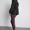 Zusammenrollbare Regenjacke mit Reißverschluss Zusammenrollbare Regenjacke mit Reißverschluss