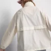 Zusammenrollbare Regenjacke mit Reißverschluss Zusammenrollbare Regenjacke mit Reißverschluss