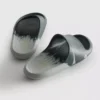 Zweifarbige Slider-Sandalen