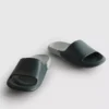 Zweifarbige Slider-Sandalen